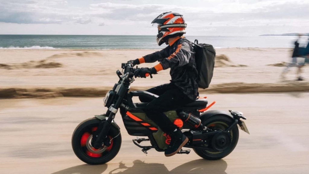 BMW CE 02 eParkourer