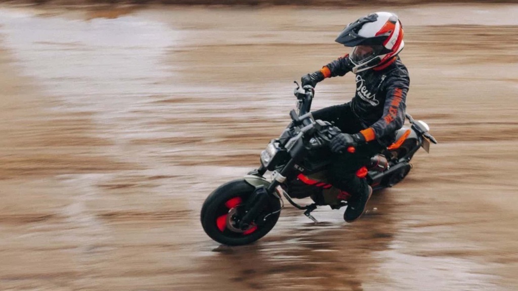 BMW CE 02 eParkourer