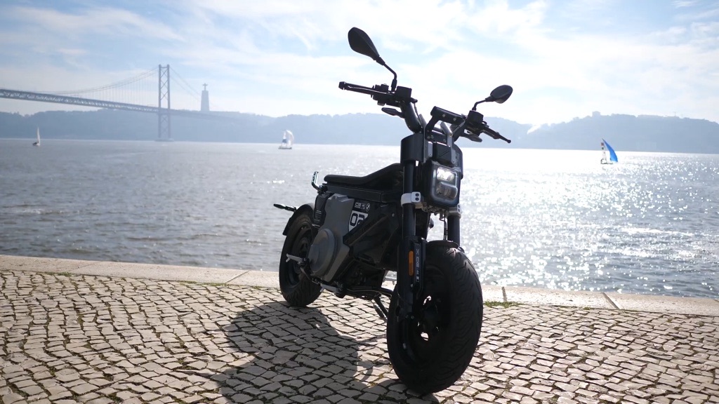 BMW CE 02
