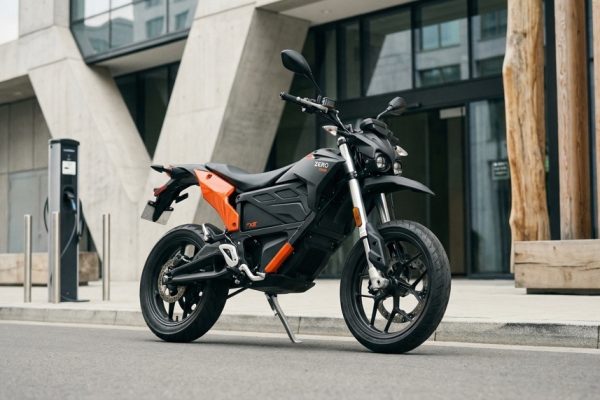 Zero FXE electric motorcycle in urban environment