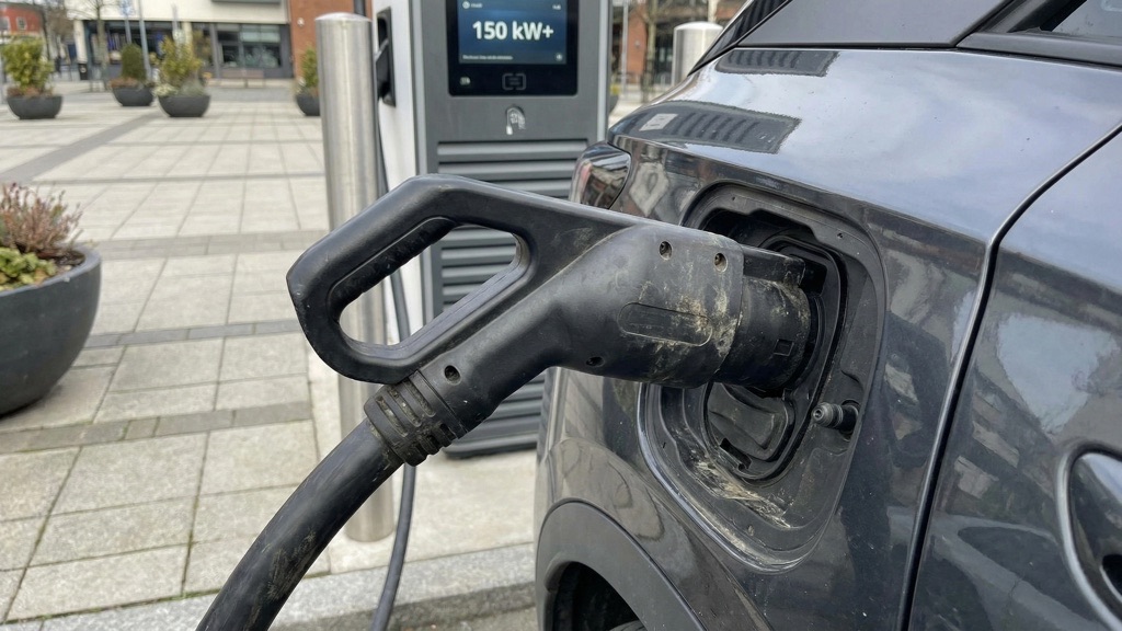 Fast Charging vs Slow Charging: Everything You Need to Know (2026 Guide) 7 DC Fast Charging Connector in Use
