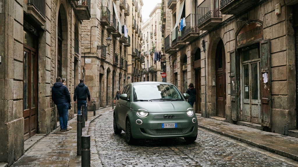 Fiat 500e in dense European city