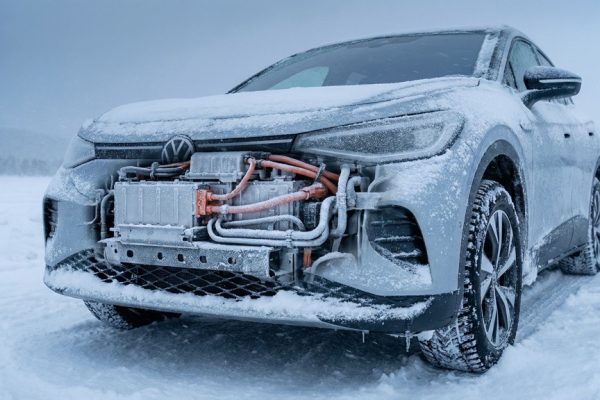 Liquid-solid-state battery pack operating in extreme cold conditions for electric vehicles