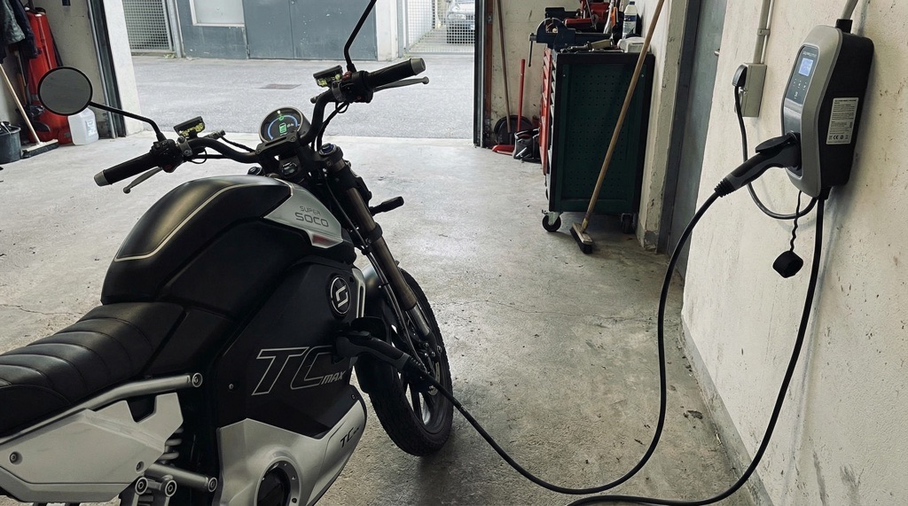 Super Soco TC Max Review (2026): Real-World Range, Charging & Verdict 5 Super Soco TC Max removable battery charging