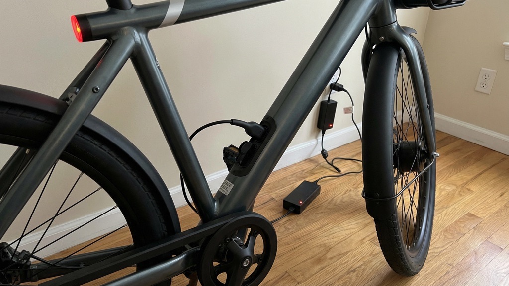 VanMoof S5 Review (2026): Design-Driven Commuter with Real-World Tradeoffs 9 Charging the VanMoof S5 Integrated Battery