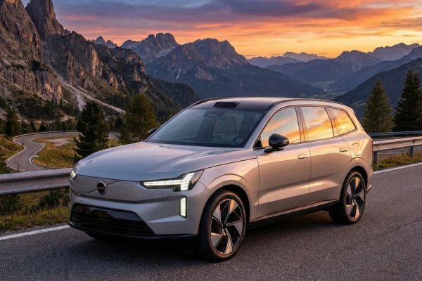 Volvo EX90 Exterior Front Three-Quarter View